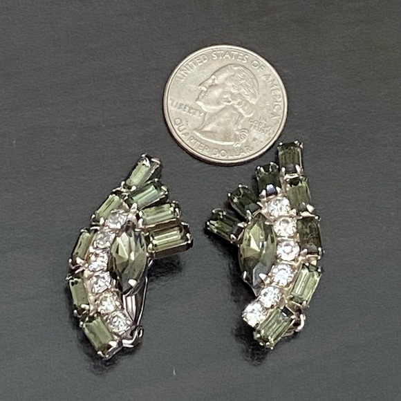Vintage Unsigned Juliana? Green Rhinestones Climber Clip On Earrings - Picture 7 of 11
